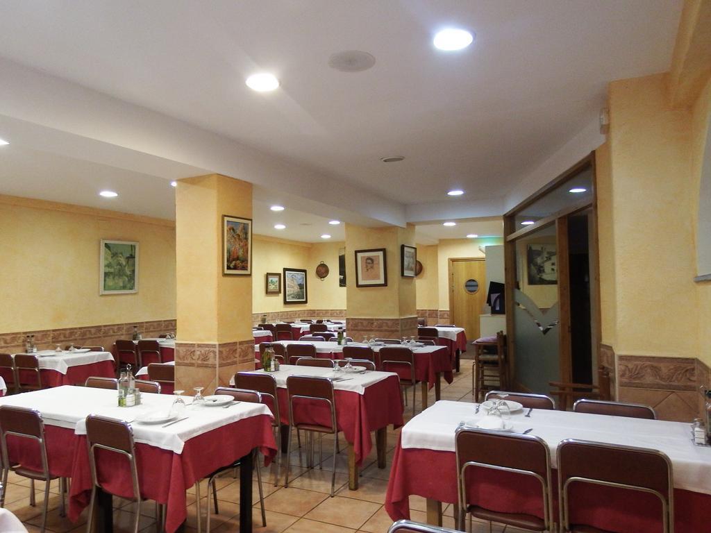 Sant Felíu de Pallarols Apartamentos Fonda Finet מראה חיצוני תמונה