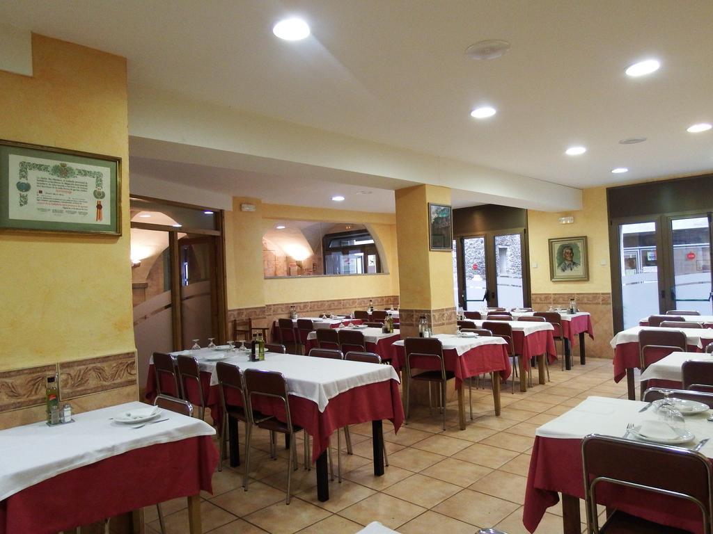 Sant Felíu de Pallarols Apartamentos Fonda Finet מראה חיצוני תמונה