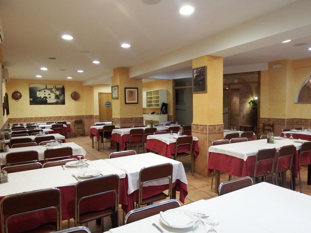 Sant Felíu de Pallarols Apartamentos Fonda Finet מראה חיצוני תמונה