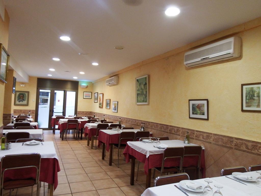 Sant Felíu de Pallarols Apartamentos Fonda Finet מראה חיצוני תמונה
