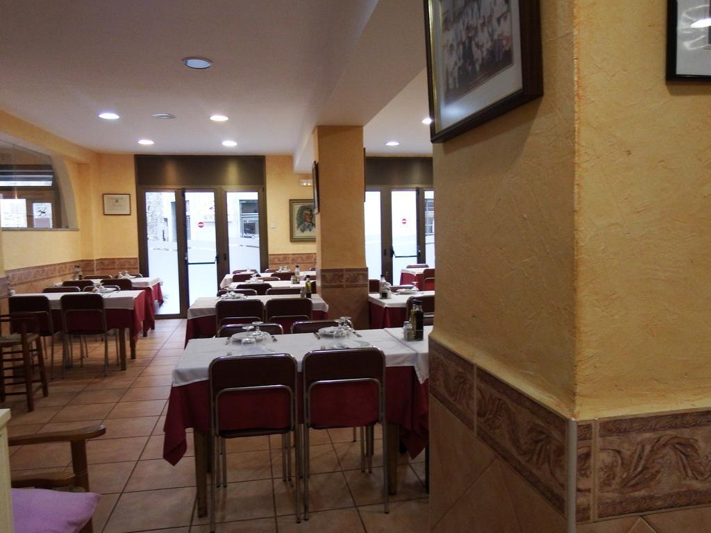 Sant Felíu de Pallarols Apartamentos Fonda Finet מראה חיצוני תמונה