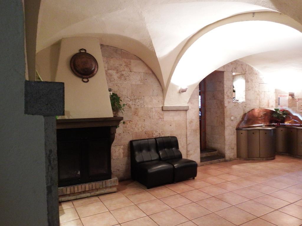 Sant Felíu de Pallarols Apartamentos Fonda Finet מראה חיצוני תמונה