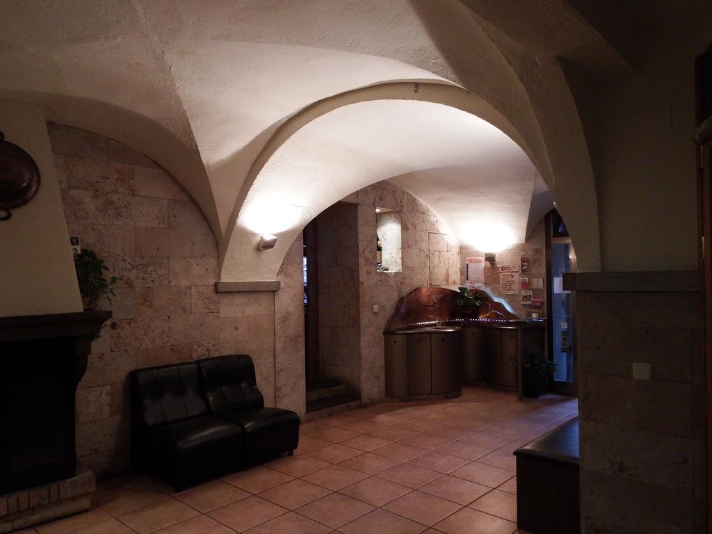 Sant Felíu de Pallarols Apartamentos Fonda Finet מראה חיצוני תמונה