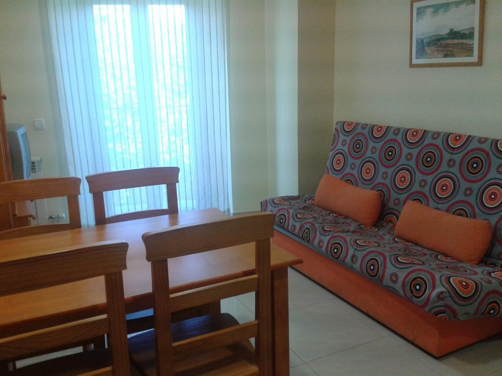 Sant Felíu de Pallarols Apartamentos Fonda Finet חדר תמונה