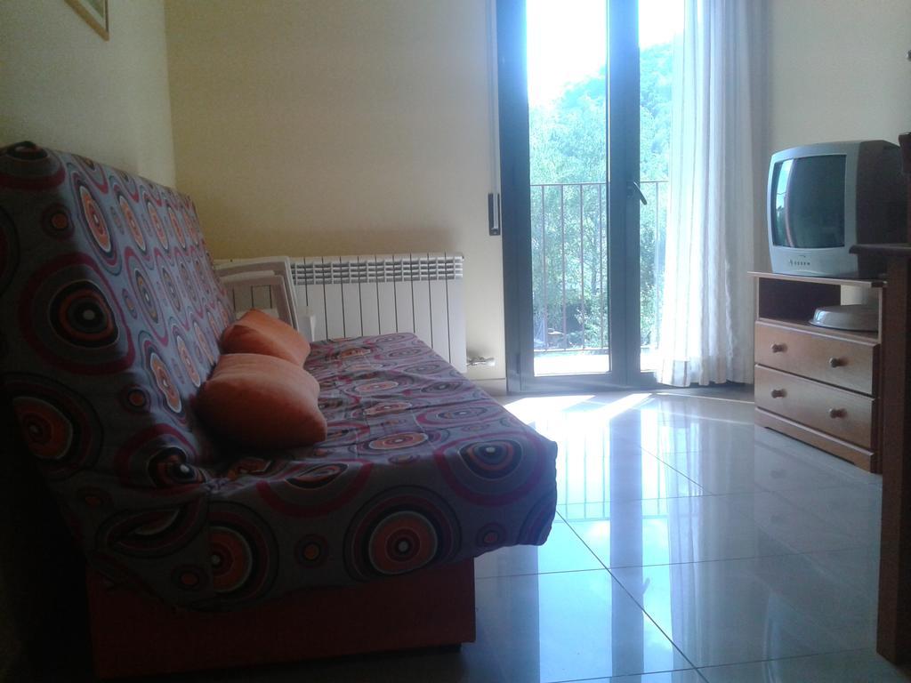 Sant Felíu de Pallarols Apartamentos Fonda Finet מראה חיצוני תמונה